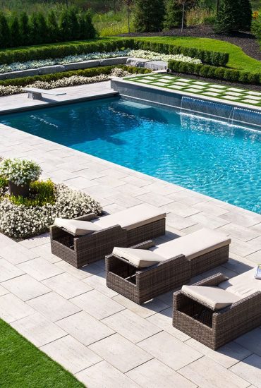 patio-paver-slabs-Travertina-Raw-dalle-de-patio-2019-US041-9744_WhiteFlowers